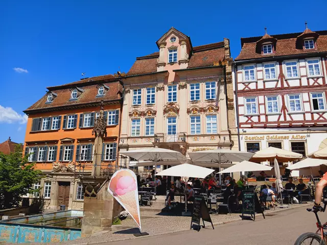 Der Marktplatz und speziell das Café am Markt sind sehr belebt.  | Foto: sigischlottke
