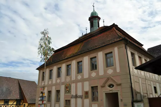 Das Rathaus. Erbaut 1773 im Stil des Barock. Leider standn zu viele Autos davor um ein besseres Foto zu machen. | Foto: Daniela Somers