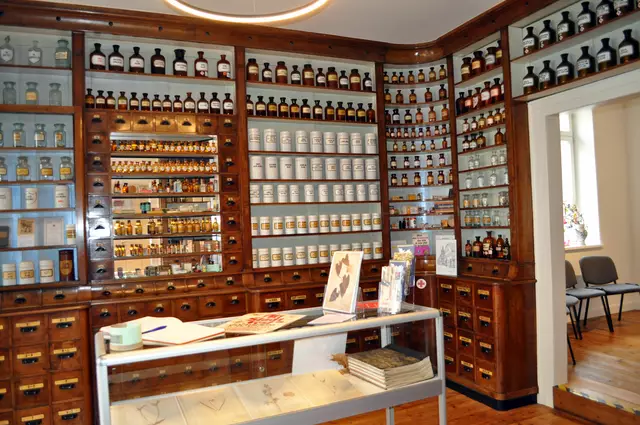 Apothekenmuseum. Man kann sich kaum satt sehen. Und im Schaukasten liegen Auszüge eines alten Herbariums. | Foto: Daniela Somers