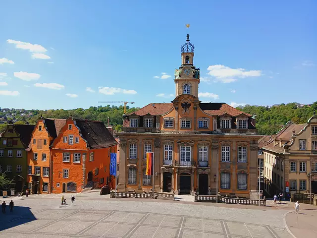 Blick von der Kirche oben hinunter auf das prächtige Rathaus.  | Foto: sigischlottke