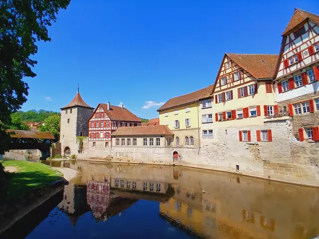 Der Blick auf Kocher, Brücke und Häuser ist wunderschön.  | Foto: sigischlottke