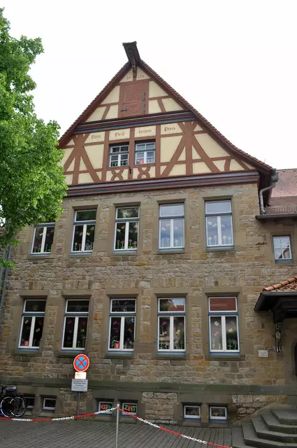 Graf-Eberstein-Schule. Oben sieht man die Inschrift: Ohne Fleiß keinen Preis. Tja, war hat diesen Spruch wohl nicht alles von seinen Eltern oder Lehrer hören müssen. | Foto: Daniela Somers