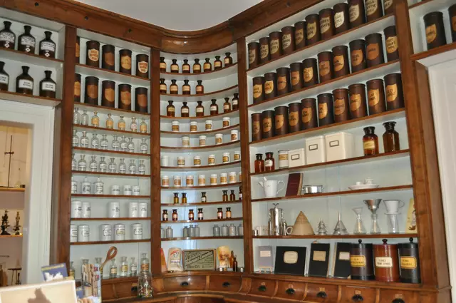 Apothekenmuseum. So schöne Gefäße. Überall die Lateinischen Namen. Einfach wunderschön. | Foto: Daniela Somers