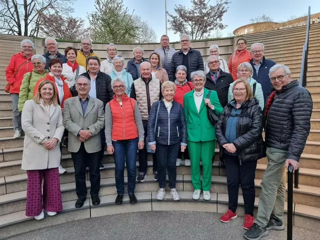 Auf Einladung von MdL Gudula Achterberg (vorne l.) besuchte die Rad-Abteilung des TSV Nordhausen den Landtag. | Foto: privat