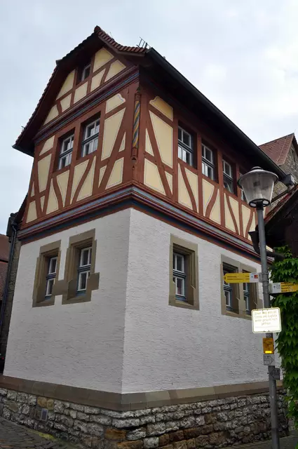 Zuerst denkt man, was für ein niedliches Häusle. Aber es gehört zur 1905 erbauten Graf-Eberstein-Schule. | Foto: Daniela Somers