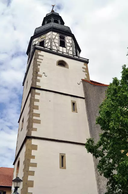 Gleich neben dem Schloss steht die ev. Martinskirche. Sie geht auf eine 1320 erwähnte Stadtkapelle zurück. 1617 wurde das Langhaus erneuert. Sowohl 1689 durch die Franzosen, wie auch 1739 durch den Stadtbrand wurde sie zerstört. Ihre heutige Form hat sich seit dem Neubau des Langhauses 1788. Leider war sie geschlossen. | Foto: Daniela Somers