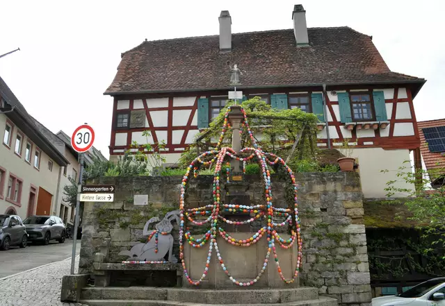 Noch von Ostern geschmückt. Der Brunnen vor dem Wagnerhaus. | Foto: Daniela Somers