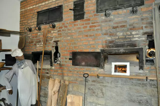 Badische Bäckermuseum. Das Herzstück. Der Backofen. Ein großer Zweikammer-Brustfeuerofen. | Foto: Daniela Somers