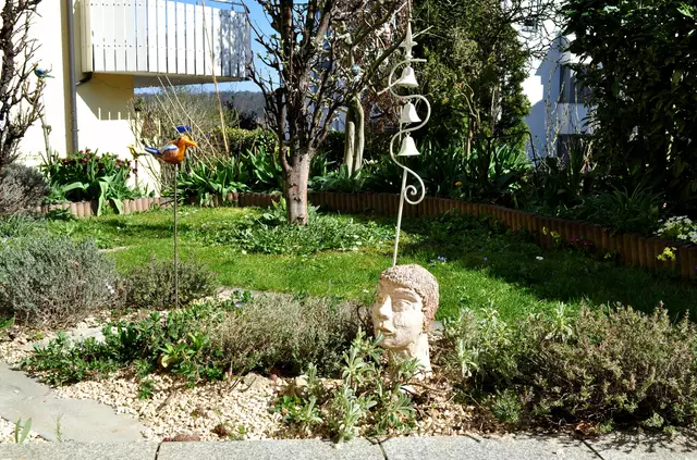 April 2021. Ein neues Kräuterbeet ist neben der Terrasse entstanden. Der Rasen wandelt sich immer mehr zur Wiese und Wildpflanzen erobern den Platz. | Foto: Daniela Somers