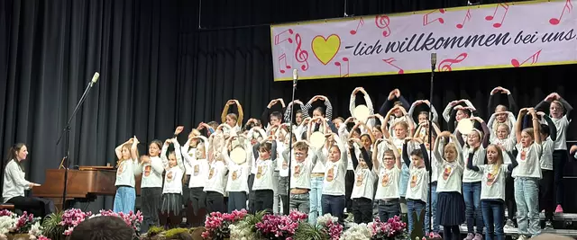 Die "Untergruppebacher Spatzen" der Stettenfelsschule unter Leitung von Hanna Goerke beim Frühlingskonzert des CANTO allegro in der Stettenfelshalle Untergruppenbach. | Foto: Walter Happold
