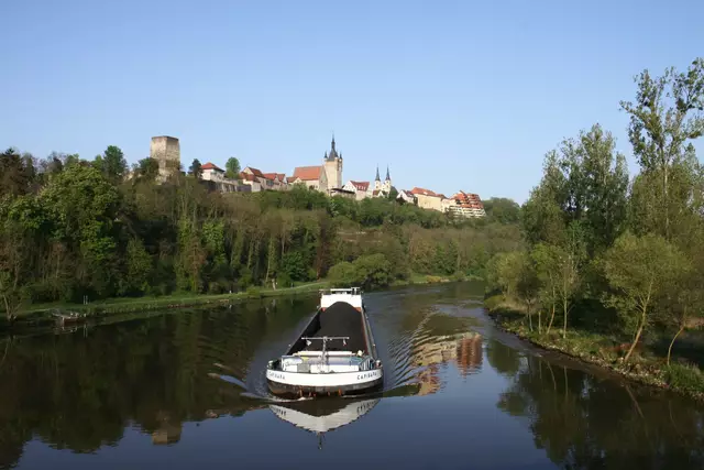 Regelrecht im Fluss ist dieses Boot im Neckar bei Bad Wimpfen. | Foto: Helmut Schadt