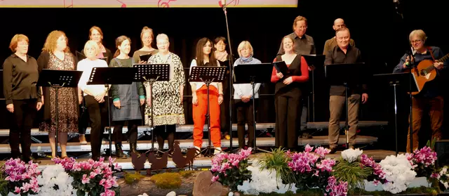 Vocalensemble der Musikschule Schozachtal unter Leitung von Andreas Scheib an der Gitarre beim Frühlingskonzert des CANTO allegro in der Stettenfelshalle Untergruppenbach | Foto: Walter Happold