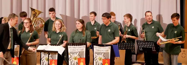 Musikverein Edelweiß mit Dirigent Gerd Wolls (links) beim Frühlingskonzert des CANTO allegro in der Stettenfelshalle in Untergruppenbach | Foto: Walter Happold