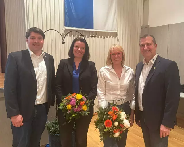 Die Vorstandschaft des TSV Niedernhall
von links Patrick Megerle, Birgit Pubantz, Ralf Herrmann
bei der Verabschiedung von Yvonne Schweigert (2. v. r.) | Foto: TSV Niedernhall