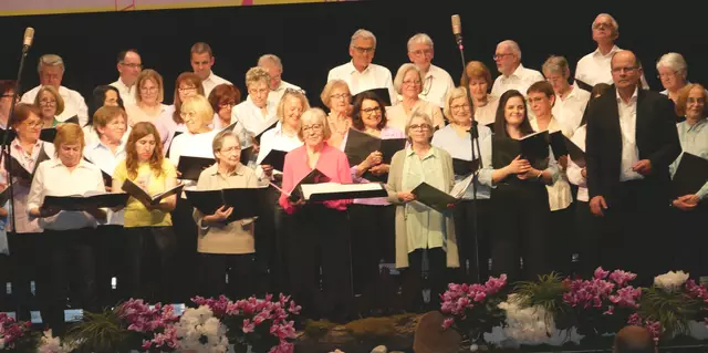 Canto Allegro mit Dirigent Thomas Heckel (rechts) beim Frühlingskonzert in der Stettenfelshalle Untergruppenbach | Foto: Walter Happold