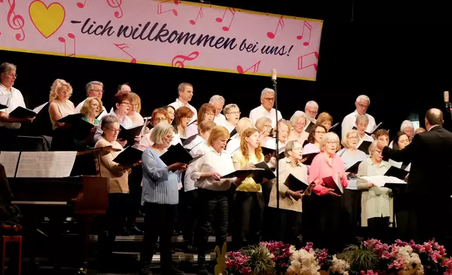 CANTO allegro mit Dirigent Thomas Heckel beim Frühlingskonzert in der Stettenfelshalle Untergruppenbach | Foto: Walter Happold