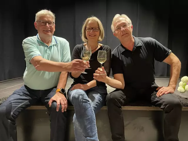 Das neue Vorstandsteam des Vereins "Kulturbahnhof Neuenstein e.V." mit (von links) Wolfgang Müller-Bertran (Vorsitzender), Heike Ramme (Vorsitzende) und Tom Rühle (stellvertretender Vorsitzender) stößt mit einem Glas Wein auf eine erfolgreiche Zukunft an. | Foto: Rainer Gaukel