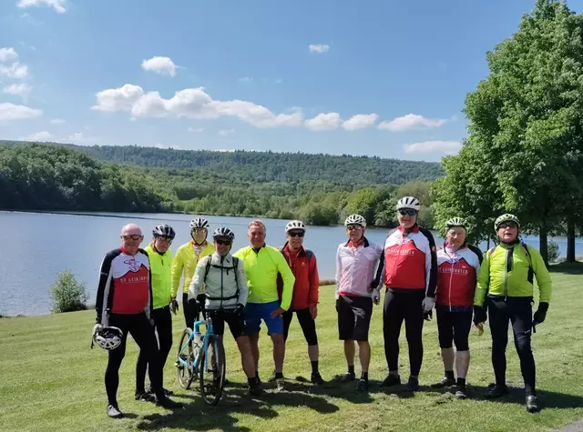 Radsportler vom SV Leingarten vor dem Seeparadies der Emetsklinge | Foto: Bild vom Urheber Willi Frasch