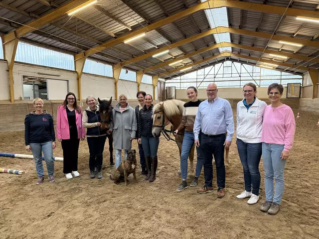 Bild (v.l.n.r.):

Dr. Frauke Rost (Schriftführerin), Carolin Gessler (2. Vorstand), Kirsten Rickes (Reitwartin), Simone Kurz (Stallwartin), Sabine Gerdes (Kassenwartin), Susanne Huber (Hallen- und Platzwartin), Katharina Gerdes (Pressewartin), Volker Plocher (1. Vorstand), Damaris Noack (Beisitzerin), Ute Rothenhöfer (Verantstaltungswartin)

Auf dem Bild fehlen Lisa Dolch (Beisitzerin) und Andreas Mauk (Beisitzer | Foto: Katharina Gerdes