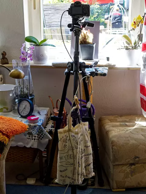 Das MakingOf - in der Tedi-Tasche sind drei volle Wasserflaschen | Foto: WKY