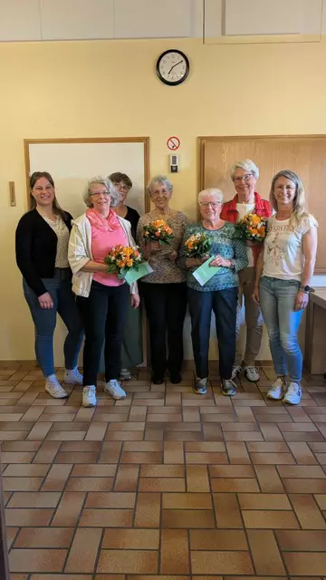 Landfrauen-Vorstand mit den Jubilarinnen v.l. Ariane Faasel für 25 Jahre, Ilse Krohn, Inge Süß und Renate Werner für 50 Jahre.
Bild von Kristin Buck, muss nicht vermerkt werden. | Foto: Kristin Buck