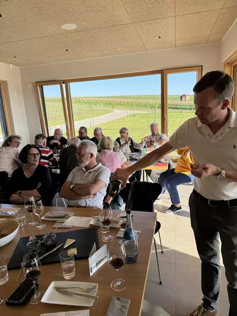 Tobias Hirschmüller bei der Weinprobe  | Foto: privat