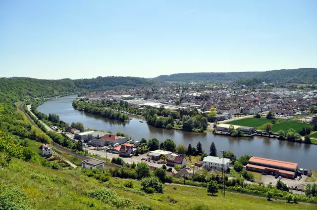 Ausblick auf den Neckar. Im Vordergrund Neckarzimmern. Im Hintergrund Haßmersheim. | Foto: Daniela Somers