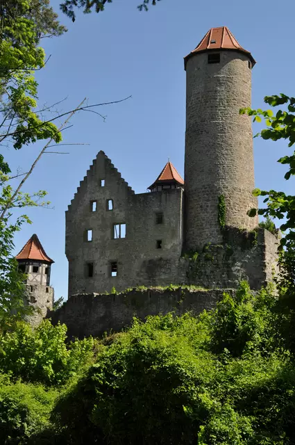 Blick auf die Burg Hornberg. Wenn ich es richtig gezählt habe, gibt es 4 Fachwerktürme an der Schildmauer. In einem der Türme sieht man ein Verlies mit Skelett. | Foto: Daniela Somers