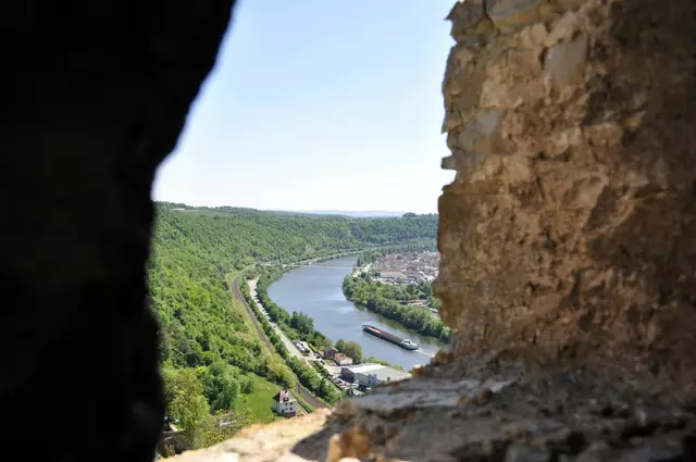 Durch die Burgmauern gibt es immer wieder schöne Ausblicke | Foto: Daniela Somers