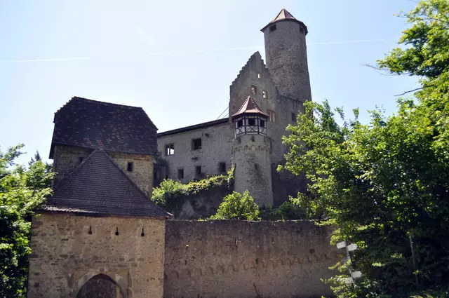 Blick auf die Burg von der Nordseite. Links das Torhaus. Rechts Bergfried und Teile der oberen Burg. | Foto: Daniela Somers