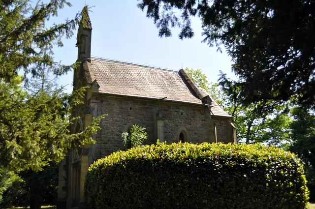 Ein kleines Stück entfernt von der Burg ist die private Kapelle der Burg. Sie kann für Hochzeiten gemietet werden. | Foto: Daniela Somers