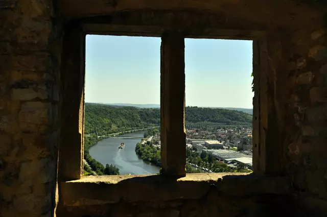 Aufblicke durch die Fenster der Burgruine. | Foto: Daniela Somers