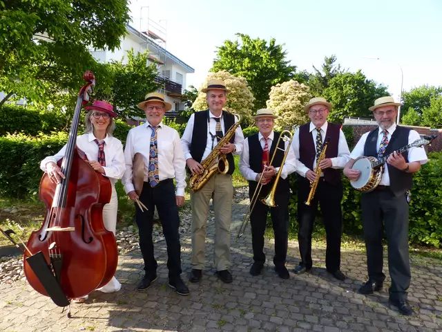Mit Hut, Weste, Krawatte und weißem Hemd überraschte die Smoke Street Dixieland Band der „Friends of Dixieland“ durch besonderes Outfit. (Katja Bönninghoff, Walter Becker, Johannes Mühleck, Fritz Resech, Werner Philipp und Ernst Knorpp v.l.n.r.) | Foto: privat