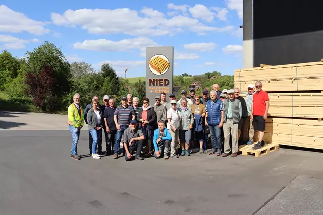 Kegler mit Firmenchef Hartmut Nied und Ehefrau Beate ganz links. | Foto: Marga Specht