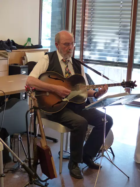 Ernst Knorpp hatte drei Instrumente dabei: Gitarre, Banjo und ein Spezialzigarrenkistenbanjo. | Foto: privat