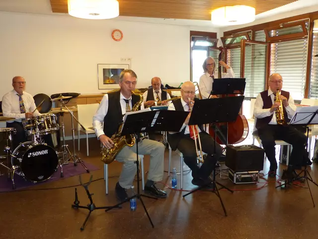 Die Smoke Street Dixielandband, benannt nach der Rauchstraße, der Adresse des Quartierszentrums, spielte swingenden Jazz ( Walter Becker, Johannes Mühleck, Ernst Knorpp, Fritz Resech, Katja Bönninghoff, Werner Philipp v.l.n.r.) | Foto: privat
