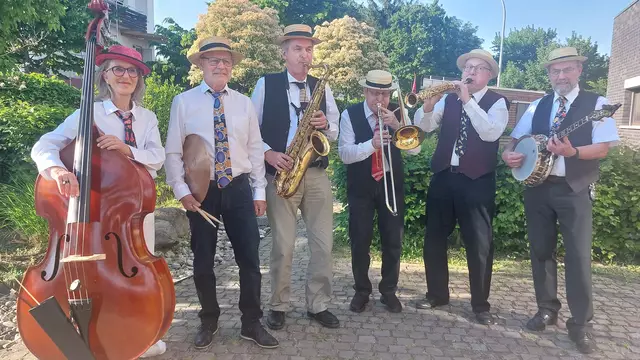 Die Smoke Street Dixieland Band bereit für das Frühlingskonzert im Mehrgenerationenhaus (Katja Bönninghoff, Walter Becker, Johannes Mühleck, Fritz Resech, Werner Philipp und Ernst Knorpp v.l.n.r.) | Foto: privat