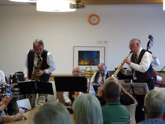 Johannes Mühleck am Tenorsax und Werner Philipp am Sopransax spielen hier ein heißes Improvisations-Duell.
 | Foto: privat