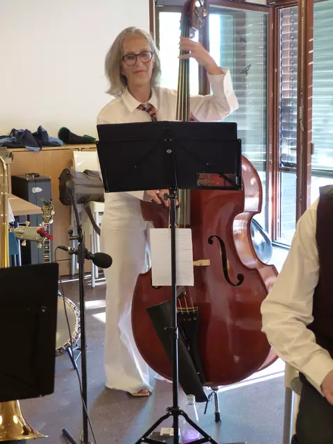 Mit Pizzicato und arco spielte Katja Bönninghoff Kontrabass die passende harmonische Begleitung. | Foto: privat