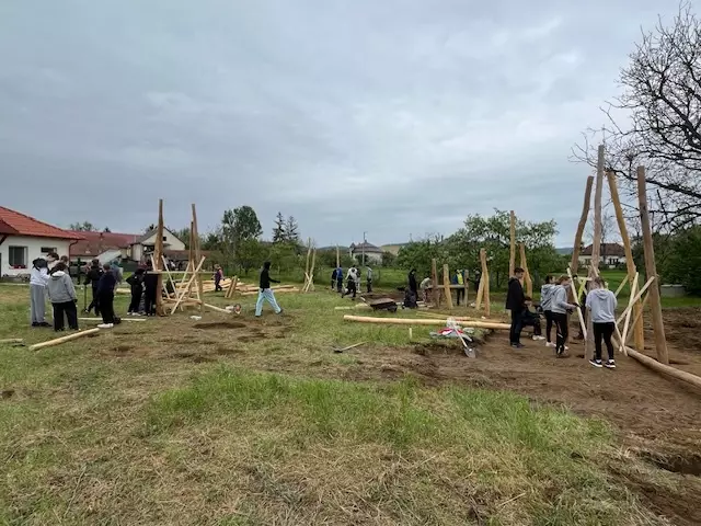 Aufbau eines Spielplatzes in der ungarischen Partnergemeinde von Brackenheim | Foto: LC Güglingen-Zabergäu