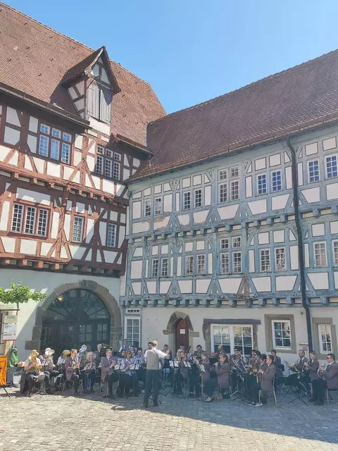 Die Stadtkapelle beim Muttertagskonzert im Hof des Alten Spitals Bad Wimpfen. | Foto: Felix Schuderer