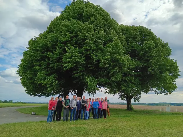 Beim diesjährigen Wanderführerabend des Schwäbischen Albvereins, Ortsgruppe Untersteinbach wurde eine kleine Wanderung um den Weiler Büchelberg unter Leitung von Wanderwart Otto Fischer durchgeführt. Unter den drei Linden wurde das Gruppenfoto gemacht. | Foto: Schwäbischer Albverein, Ortsgruppe Untersteinbach / Dietmar Binder
