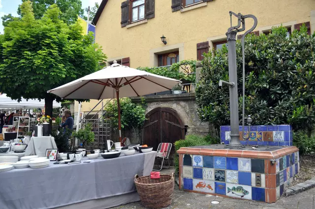 Der Brunnen ist wunderschön mit Kacheln verziert. | Foto: Daniela Somers