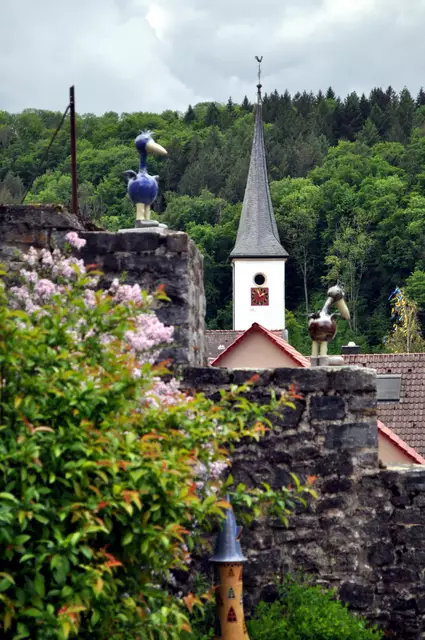 Blick zur Kirche. Im Vordergrund wahrschleinlich Teile der alten Stadtmauer. | Foto: Daniela Somers