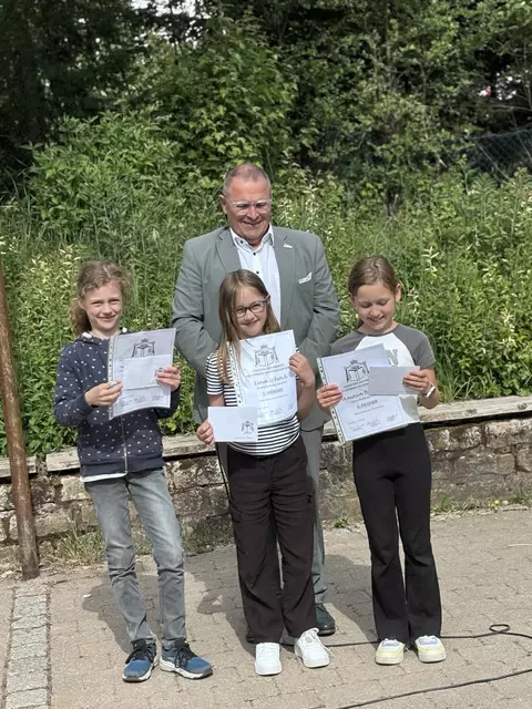Oberbürgermeister Klaus Holaschke ehrte die Preisträgerinnen Lina Schock (Mitte), Amaya Bulling (rechts) ud Felia Müller (links). | Foto: L. Denk, Eppingen