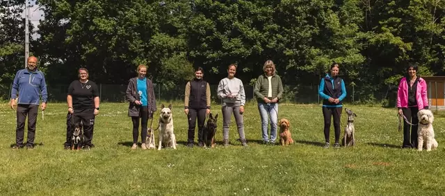 v.l. Ausbilder Stefan Spohrer, Sina Bader m. Maya, Caroline Schäfers m. Eryx, Ivana Beldermann m. Melli, Ausbilderin Elisa Wolf, Susanne Tielkes m. Cleo, Stephanie Glück m. Ace, Heike Akermann m. Lilly | Foto: Jennifer Raßmann-Wagner