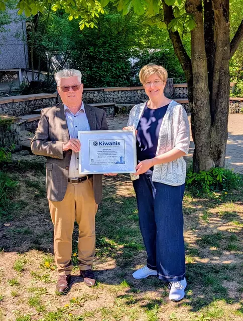 Johannes Hauser überreicht die Spende an Verena Niethammer | Foto: Leintal-Schule Schwaigern