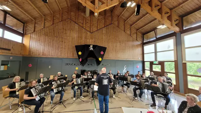 Das 1. Orchester des Harmonika-Club-Ilsfeld unter der Leitung von Klaus Berger | Foto: privat