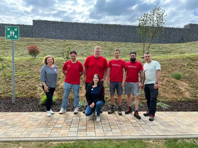 Im ASB-Haus in Haßmersheim freuen sich Yvonne Dorner (links), Sandra Carabetta (vorne) und Benedikt Schatz (rechts) über die Hilfe der Audi Mitarbeiter (Mitte) am Audi-Social-Day. | Foto: ASB Region Heilbronn-Franken