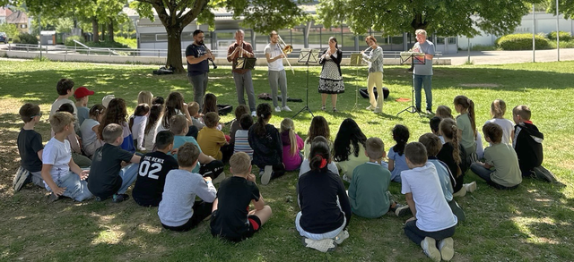 Das kleine Orchester der Musikschul-Lehrkräfte | Foto: Plutowsky